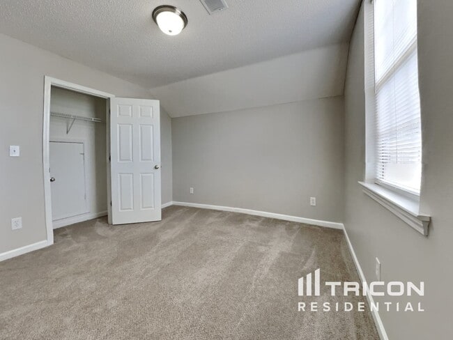 Building Photo - 819 Chablis Dr