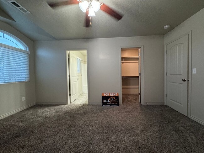 Building Photo - 3 bdrm 2 1/2 bth townhouse 1 Car Garage