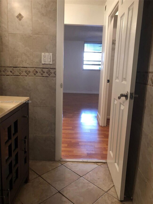 Building Photo - 404 NW 68th Ave