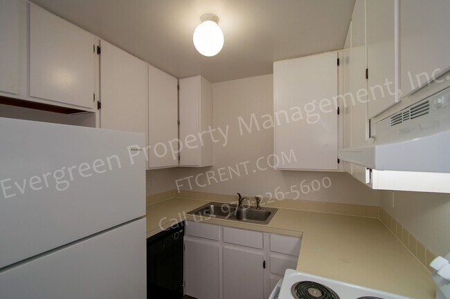 Building Photo - 3950 Manhattan Ave