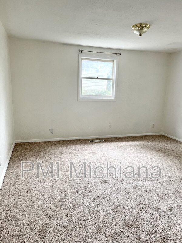 Building Photo - 54305 Terrace Ln