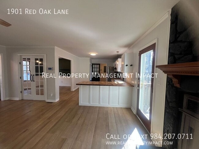 Building Photo - 1901 Red Oak Ln