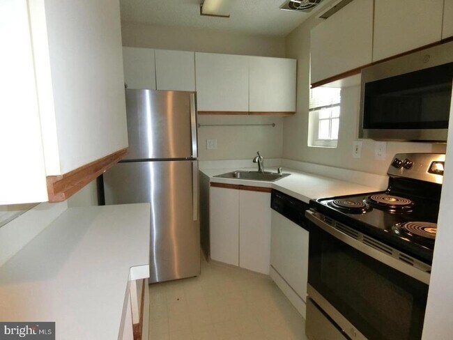 Building Photo - 1734 W Abingdon Dr