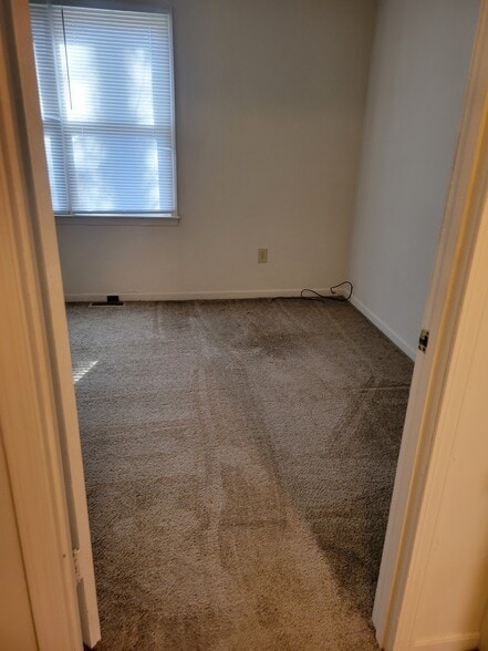 Master bedroom - 208 Glamorgan Dr