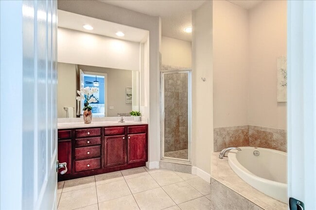 Building Photo - Prime Downtown Baldwin Park 3 BR Townhome for Rent – Unbeatable Location!