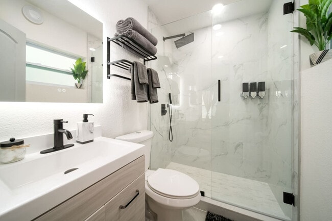 Building Photo - 847 NE 16th Ave