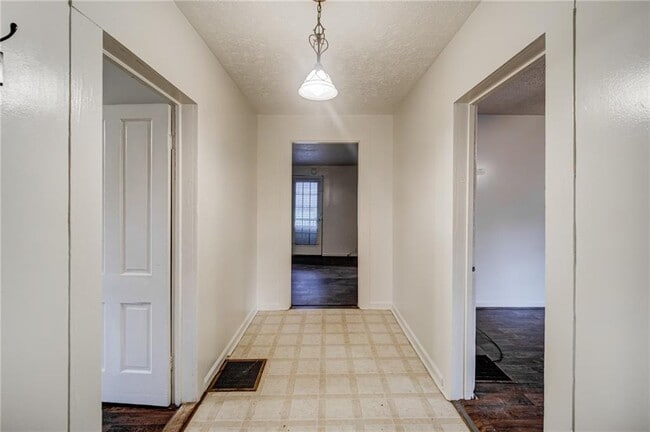 Building Photo - 1290 Reavis Mountain Rd