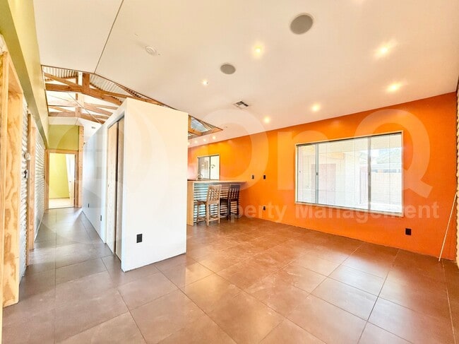 Building Photo - 3907 S Farmer Ave