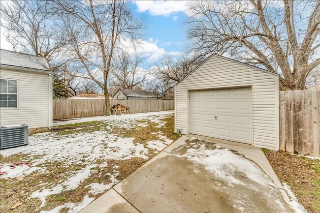 Building Photo - Adorable 2 Bed Riverside Home – Updated & Ready Now!