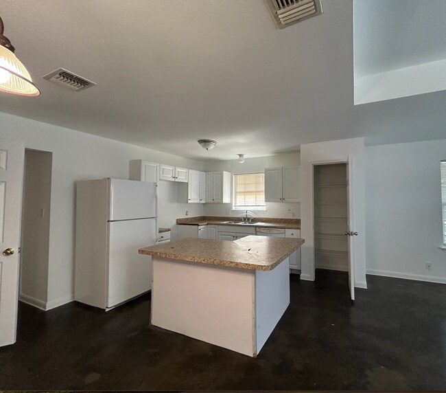 Building Photo - Loy Duplex