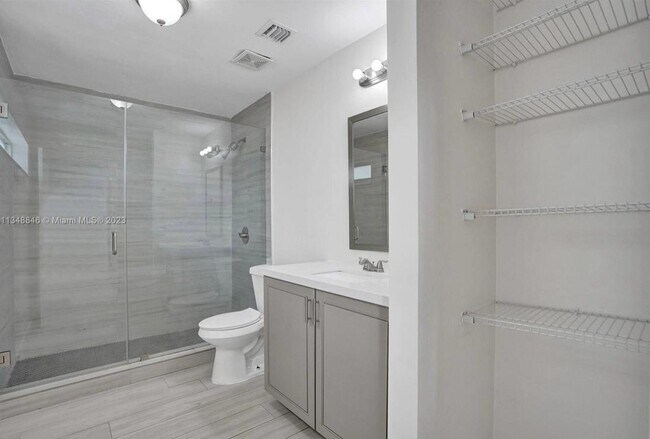 Building Photo - 930 N 14th Ct