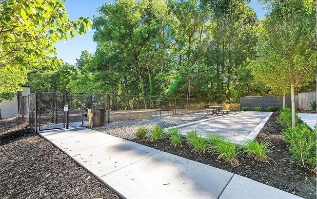 Building Photo - 1300 Chelsea Cir NW