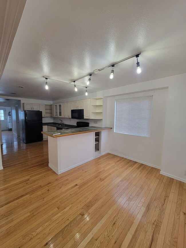 Building Photo - Charming newly updated 2 bedroom 1 bath ho...