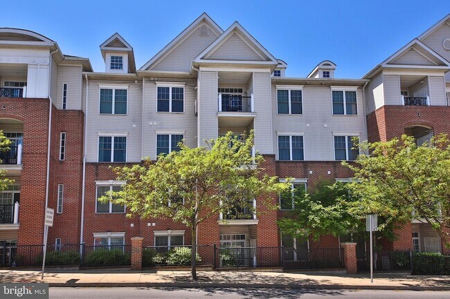 Building Photo - 300 W Elm St