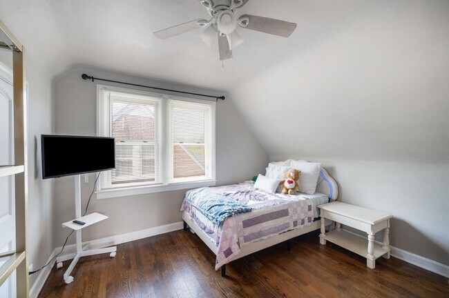 Building Photo - 3 Bedroom || 1.5 Bathroom Single Family Home
