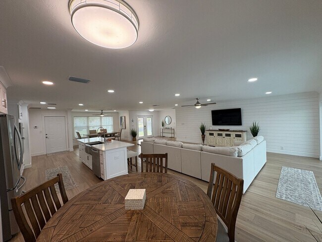 Building Photo - Beautifully Furnished Pool Home with Boat ...