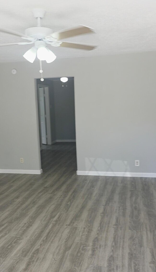 Building Photo - 407 E Homan Ave