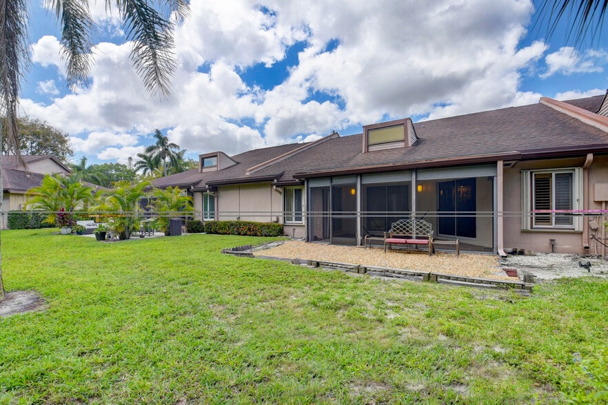 Building Photo - 4666 Fountains Dr S