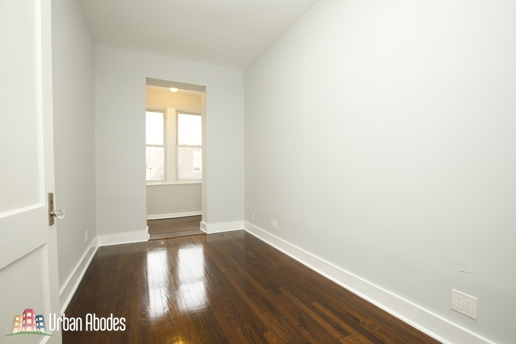 Building Photo - 3649 W Montrose Ave