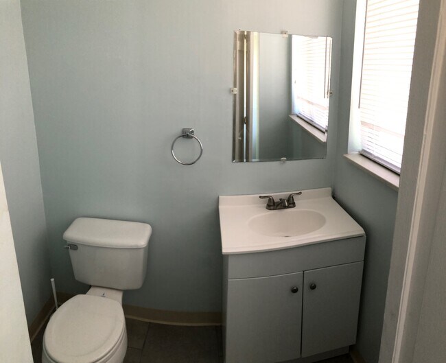 Building Photo - 1714 Dagmar Ave