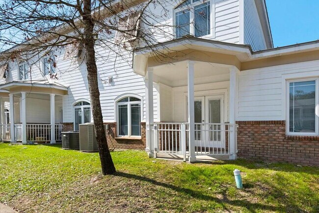 Building Photo - "Spacious 2-Bed Townhouse in Prime Fort Walton Beach Location"