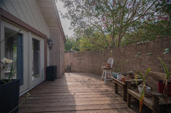Building Photo - 16623 Park Green Way