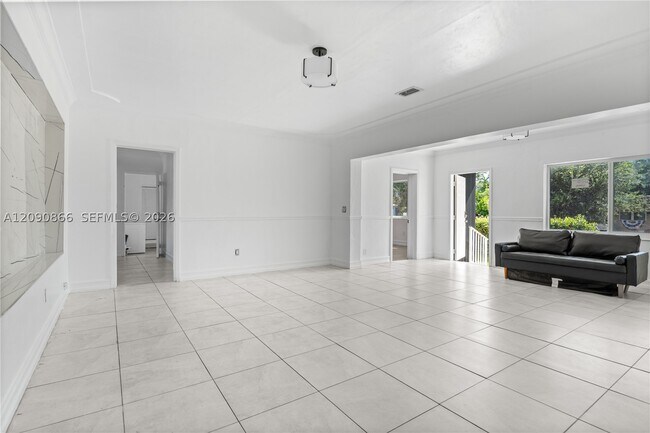 Building Photo - 580 Lee Dr
