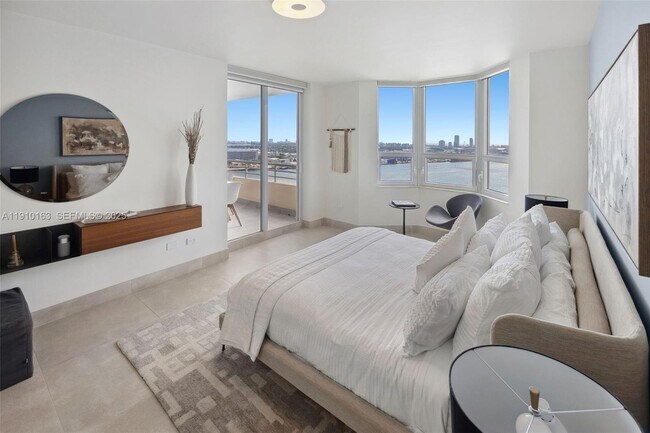 Building Photo - 808 Brickell Key Dr