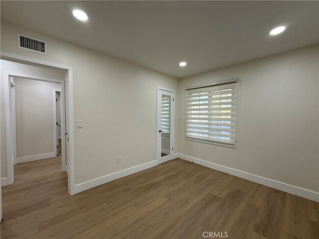 Building Photo - 9123 Woodley Ave