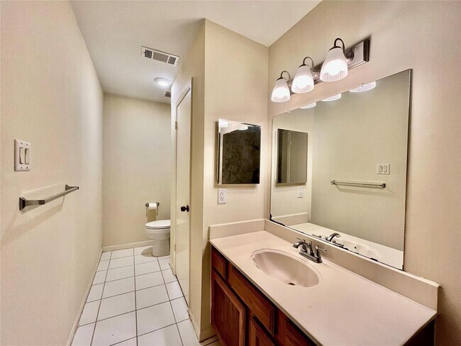 Building Photo - 3038 Sam Houston Dr