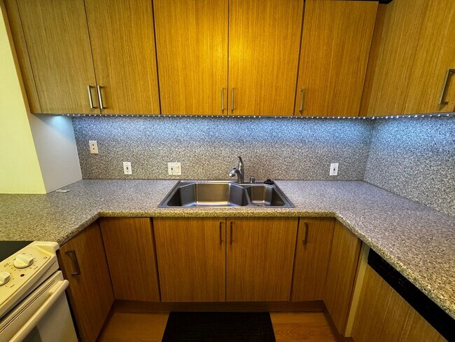 Building Photo - 2/2/2 at One Archer Lane, Mountain Views, Great Location!