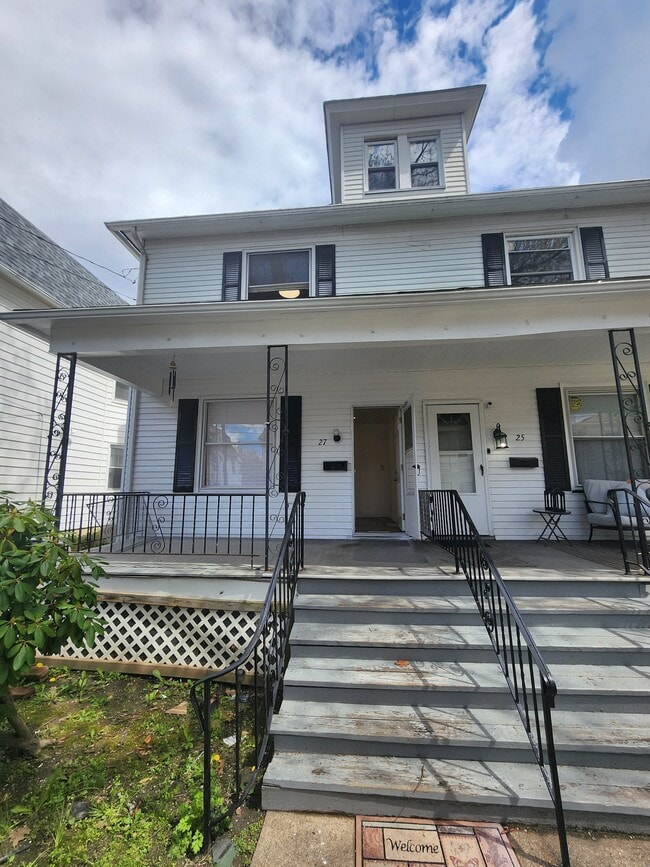 Building Photo - 27 Oak St