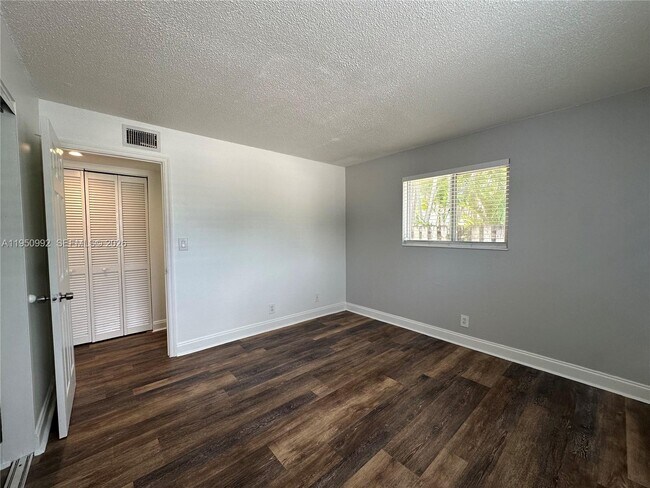 Building Photo - 2325 Arthur St