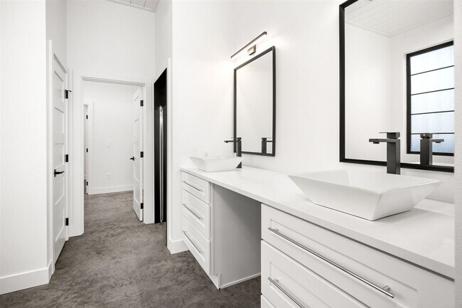 Building Photo - Modern Newly Built 4 Bed, 3 Bath Home!