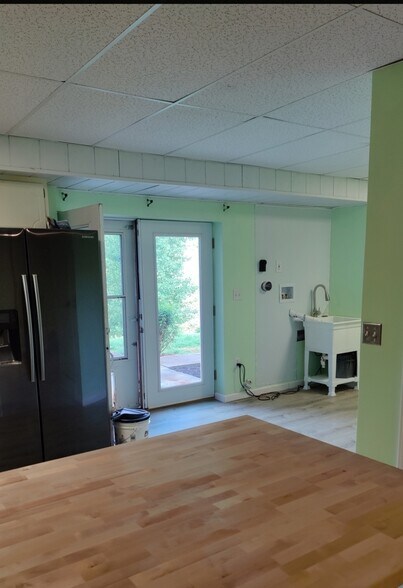 side by side refrigerator/stackable laundry hookup - 40 Serenity Ln