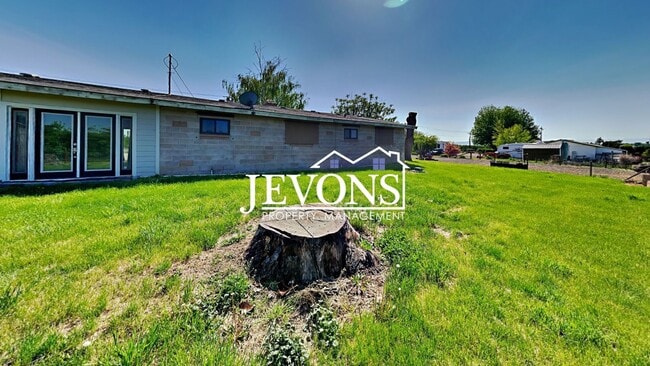 Building Photo - Inviting 2-bedroom with a fully fenced lar...