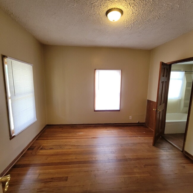 Building Photo - Near Southeast 2BR House!