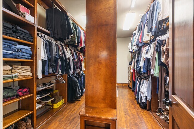 Building Photo - 22 Post Shadow Estate Dr