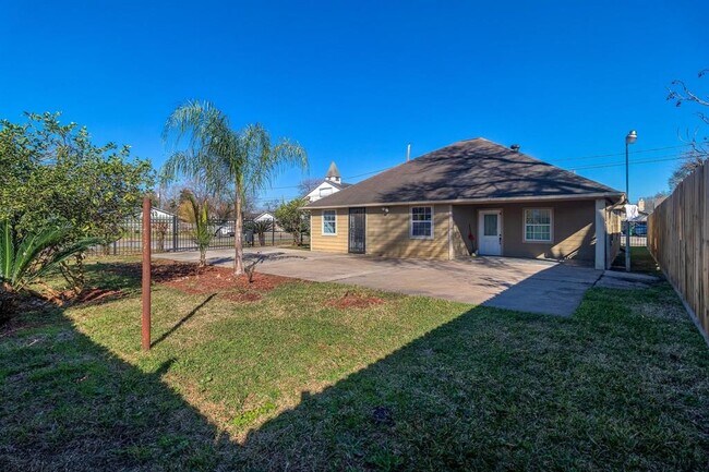 Building Photo - 8004 Mendez St