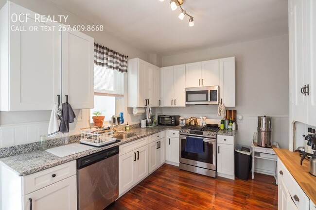 Building Photo - Gorgeous Large Manayunk Home with Parking