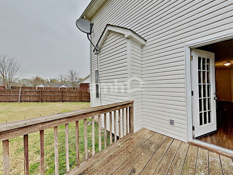 Building Photo - 204 Bates Ct