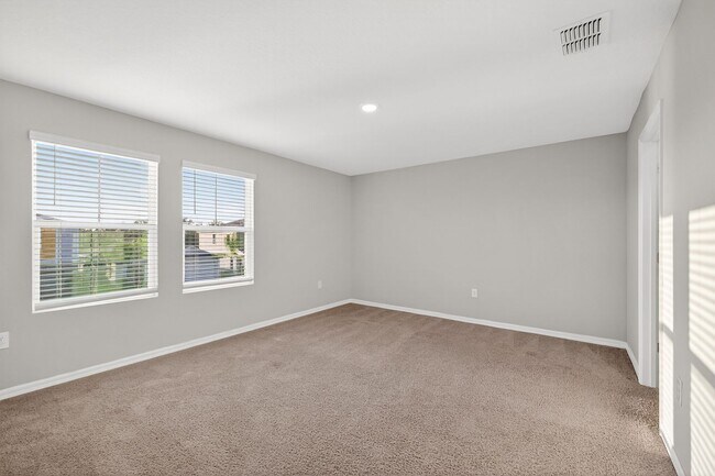 Building Photo - Spacious 4 Bedroom for Rent - With Amenities!