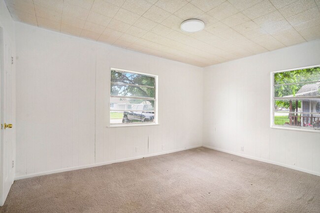 Building Photo - 2-Bedroom Half-Duplex