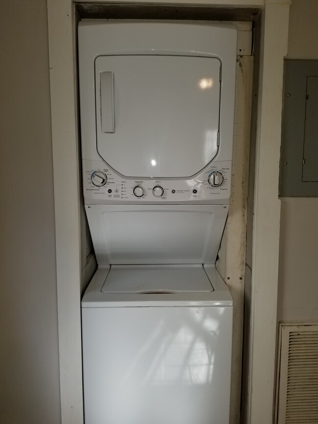 Washer/dryer - 300 Oxford Pl NE