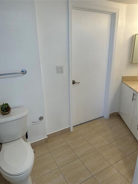 Building Photo - 1750 N Bayshore Dr