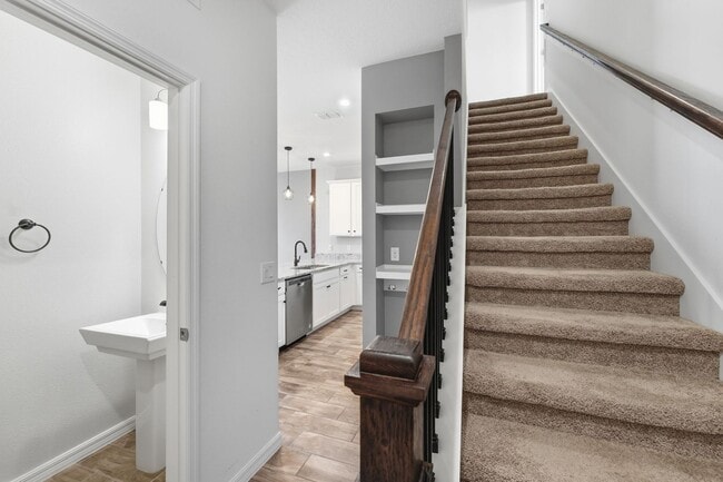 Building Photo - 3 Bedroom Resort Style Living in Gated Community