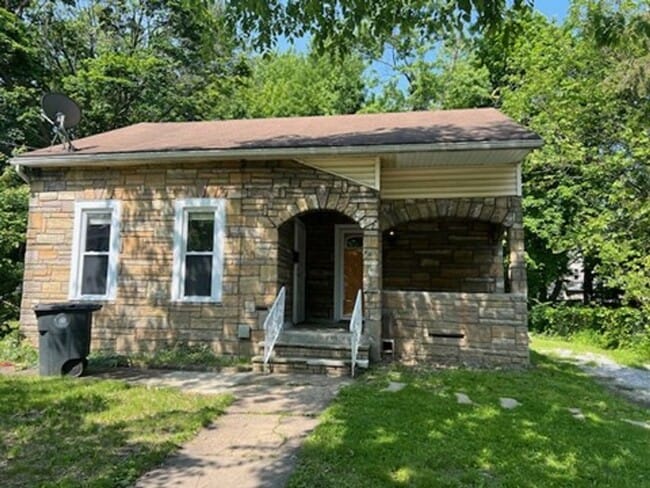 Primary Photo - Spacious 2bed 1 bath home in west Akron