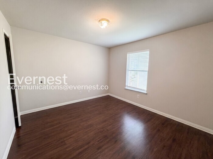 Building Photo - 1011 Iola Dr