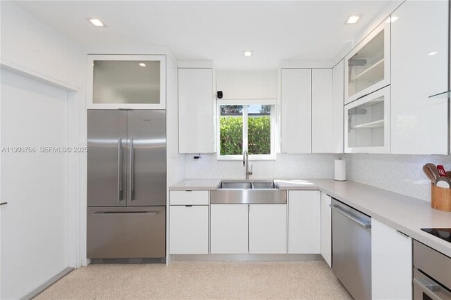 Building Photo - 829 Malaga Ave