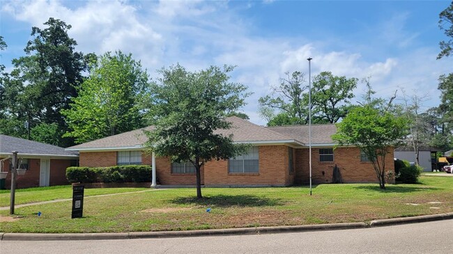 Building Photo - 215 Pine Shadow Dr